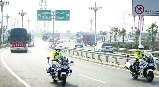 交警與搬運(yùn)幫即時(shí)工，為農(nóng)民工返崗復(fù)工護(hù)航